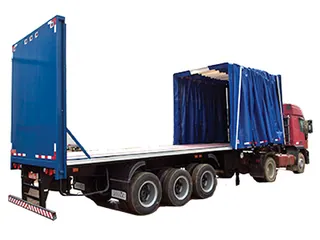 Carreta plataforma com painel e cortina sider azul recolhida na frente