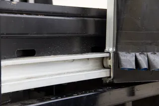 Detalhe do trilho de alumínio e da cortina preta do Fast Sider
