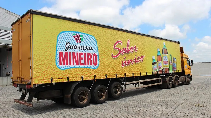 Carreta com sider amarelo impresso da marca Guaraná Mineiro