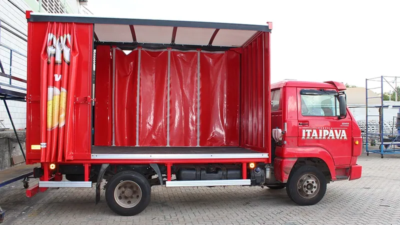 Caminhão vermelho Itaipava com cortinas vermelhas recolhidas