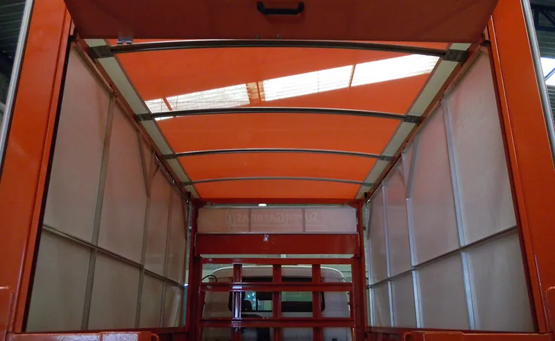 Interior do painel de caminhão com estrutura laranja e lona branca