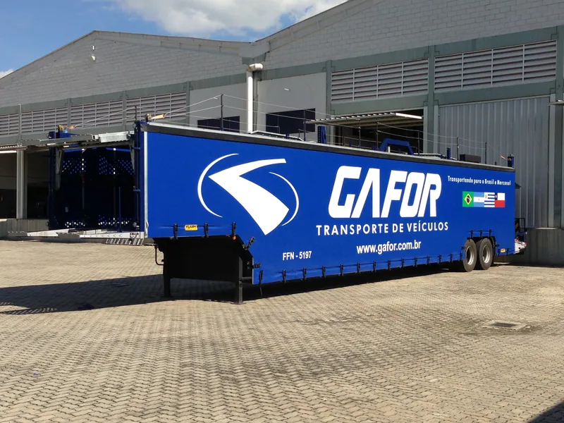 Cegonheira azul fechada com lona sider e a marca Gafor