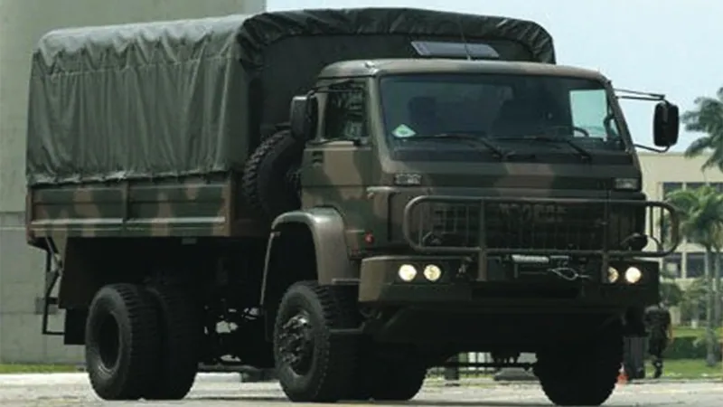 Caminhão militar verde com capota de lona