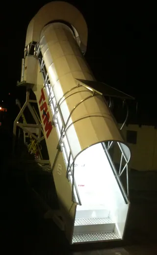 Cobertura de alumínio e lona de escada de avião da TAM, vista à noite