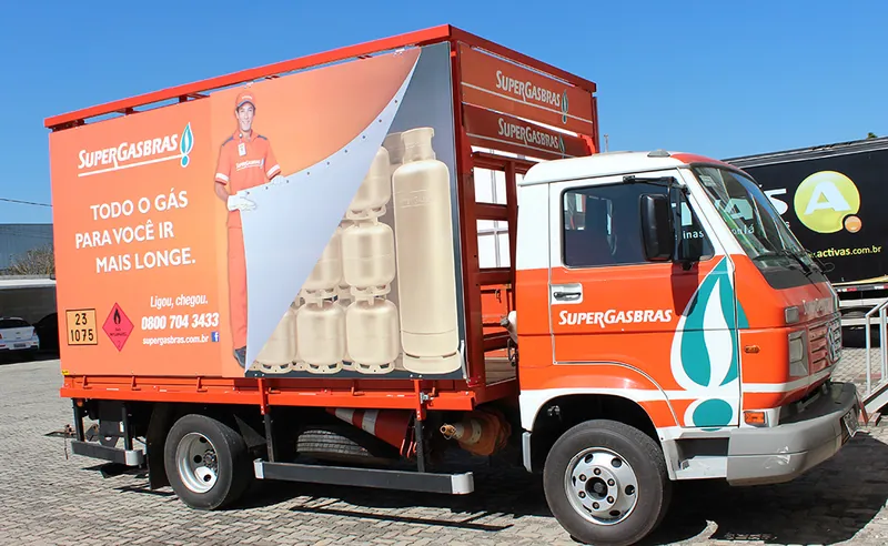 Caminhão da Supergasbrás com imagem de botijões no painel