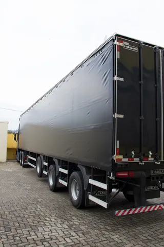 Carreta com cortinas pretas fechadas, vista traseira e lateral