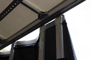 Detalhe do teto de uma carroceria com cortina e trilho superior