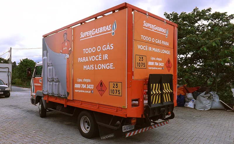 Caminhão da Supergasbrás visto de trás com plataforma e painel